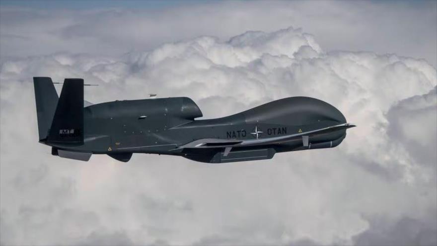Un dron del programa de Vigilancia Terrestre de la Alianza de la OTAN vuela desde la Base Aérea de Palmdale, California, a su base de operaciones principal en Sigonella, Sicilia, noviembre de 2019. 