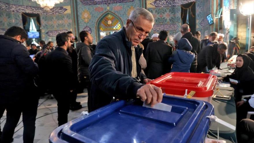 Un hombre deposita su vito en la urna en un colegio electoral en Irán. (Foto: Archivo)