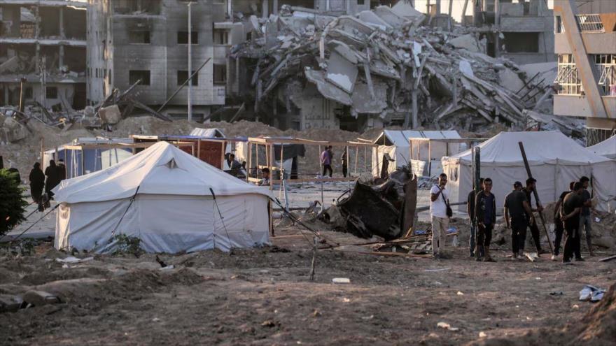 Los palestinos desplazados instalaron tiendas de campaña durante el bombardeo israelí en Jan Yunis, en el sur de la Franja de Gaza. (Foto: AFP)