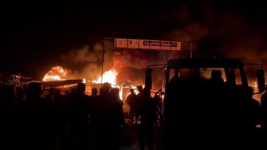 Incendio tras ataque israelí contra el pueblo palestino en Rafah, sur de la Franja de Gaza, 26 de mayo de 2024. (Foto: Reuters)