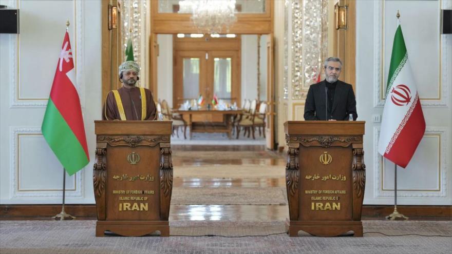 El canciller interino iraní, Ali baqeri Kani (dcha.), durante una conferencia de prensa con el canciller omaní, Badr bin Hamad al-Busaidi, Teherán, 27 mayo de 2024.