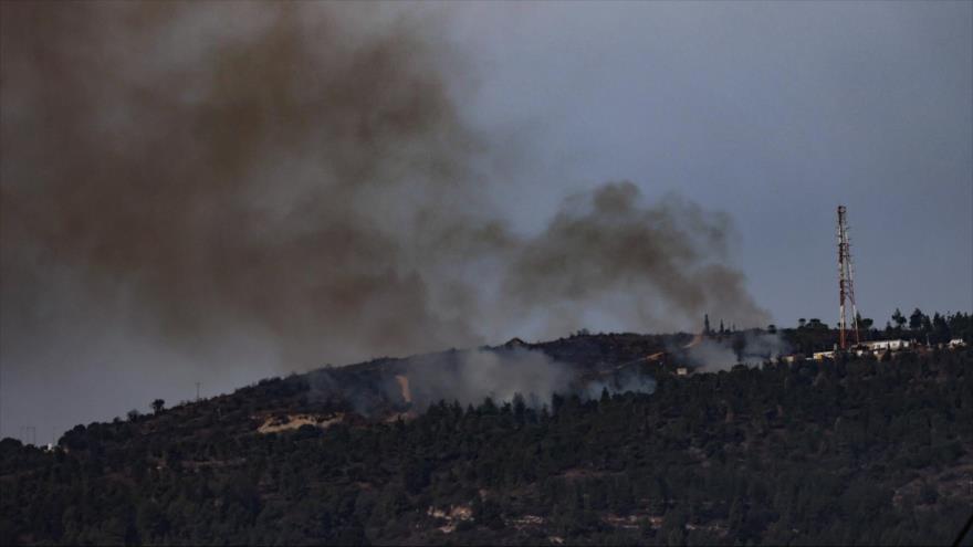 Se eleva humo en Alta Galilea después de un intercambio de disparos entre Israel y Hezbolá cerca del asentamiento Margaliot, 11 de noviembre de 2023. (Foto: AFP)