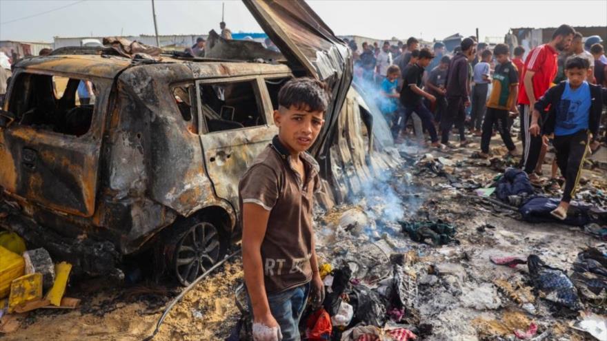 Restos del ataque israelí que provocó un incendio en el barrio de Tal as-Sultan, en Rafah, sur de Gaza, 26 de mayo de 2024.