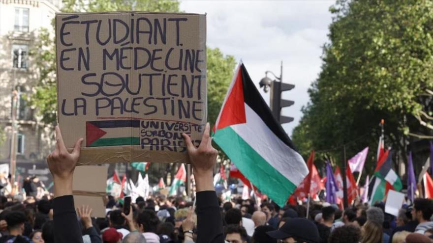  Manifestantes propalestinos marcharon en París contra el ataque mortal de Israel a un campo de desplazados en Rafah, en Gaza. Foto: AFP 