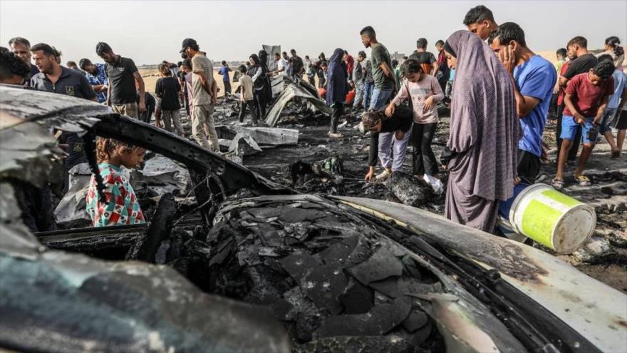 Palestinos en el lugar de un ataque brutal del régimen israelí contra las tiendas de campaña de los refugiados en Rafah.