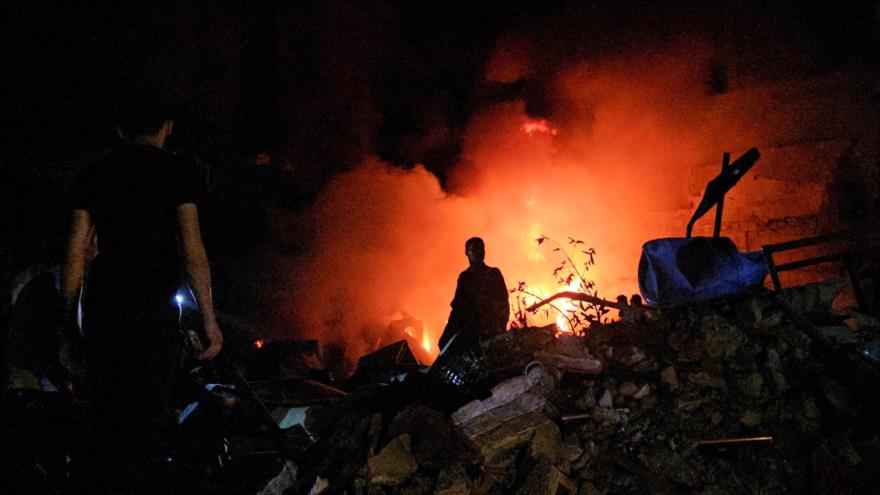 Incendio en el lugar de un ataque israelí contra campamento de personas desplazadas en Rafah, 26 de mayo de 2024. (Foto: Reuters)