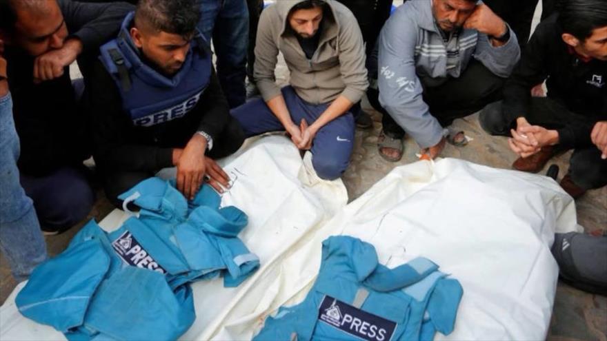 Palestinos lloran el asesinato de dos periodistas por el régimen de Israel en la Franja de Gaza durante su brutal agresión contra el enclave.
