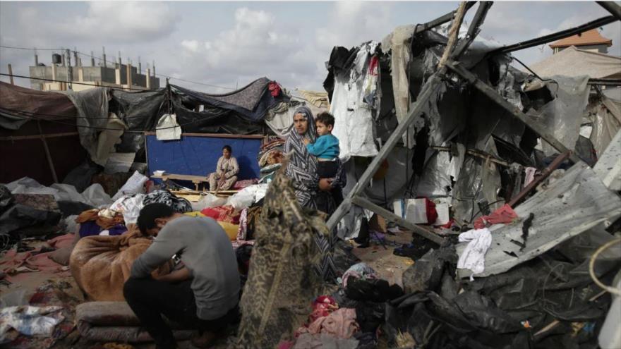 Palestinos desplazados inspeccionan sus tiendas de campaña destruidas por el bombardeo de Israel, 28 de mayo de 2024. (Foto: AP)