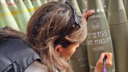 Foto: Haley escribe “¡Termínenlos!” en obuses de artillería israelíes
