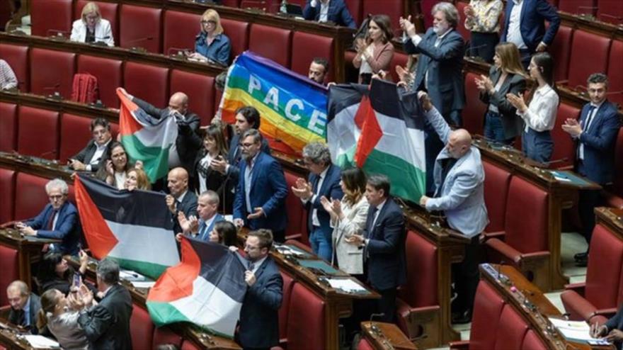 Ondean banderas palestinas en Parlamentos de Italia y Francia