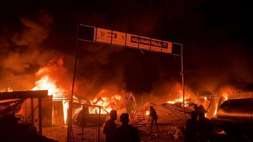 El ataque nocturno israelí a un campo de refugiados palestinos en Rafah provocó un incendio masivo, 26 de mayo de 2024. (Foto: Reuters)