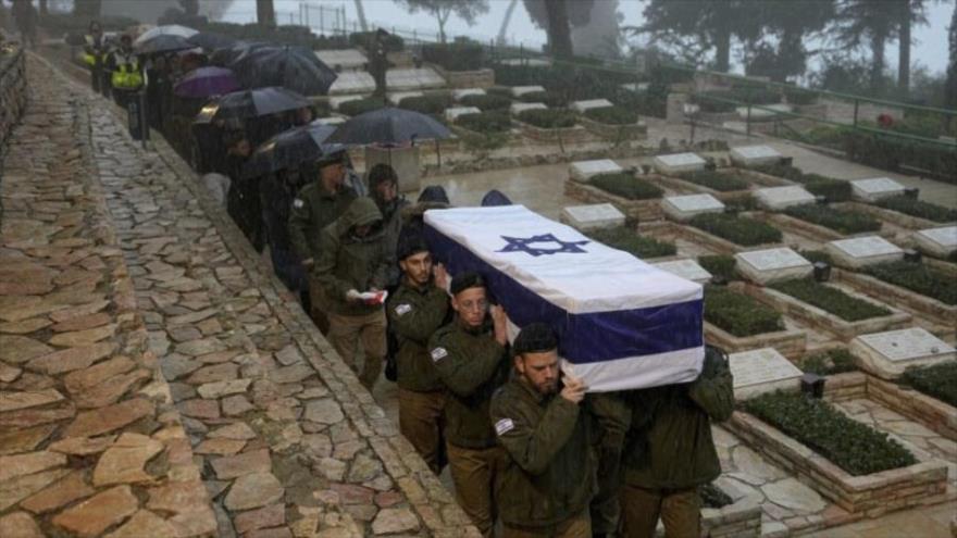 La ceremonia del funeral de un militar israelí abatido en los enfrentamientos con los combatientes palestinos.