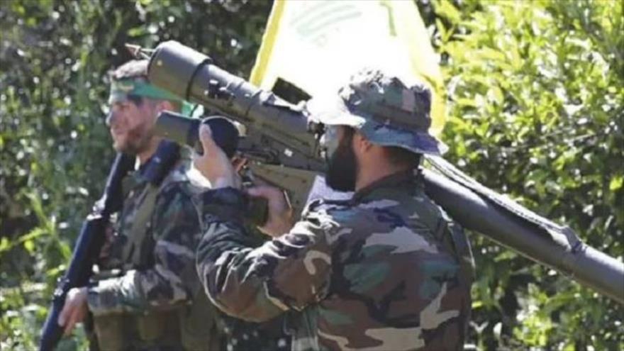 Un combatiente de Hezbolá con su arma apunta un blanco israelí en las tierras ocupadas. 