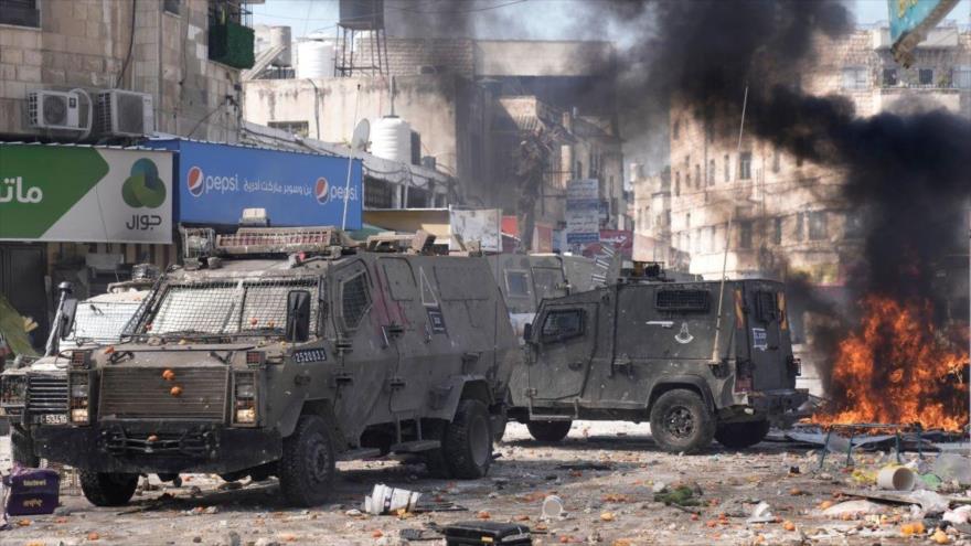 Vehículos blindados del ejército israelí durante una redada en la ciudad cisjordana de Nablus.