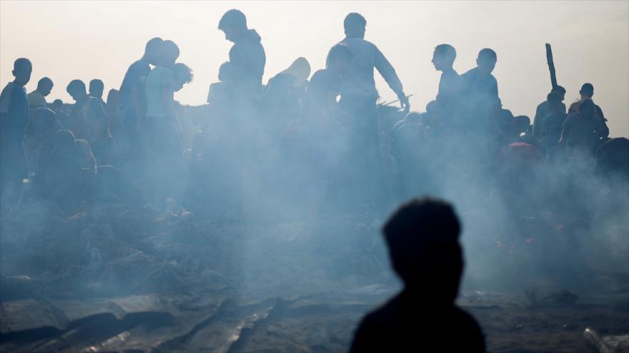 Palestinos en el lugar de un ataque israelí contra campamento de personas desplazadas en Rafah, 27 de mayo de 2024. (Foto: Reuters)