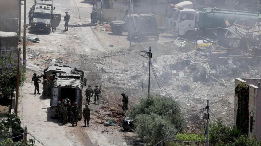 Escombros después de la demolición de una casa por las fuerzas israelíes mientras asaltaban la ciudad de Deir al-Ghusun en Tulkarem, Cisjordania, 4 de mayo de 2024. (Foto: Anadolu)