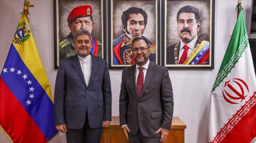 El canciller venezolano, Yvan Gil, (decha.) y el embajador de Irán en Venezuela, Hoyat Soltani, Caracas, 30 de mayo de 2024. 