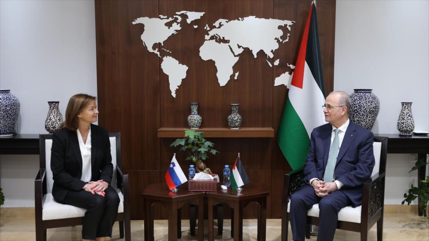 La titular de Exteriores eslovena, Tanja Fojan, junto a Mohammad Mustafa, ministro de Asuntos Exteriores y Expatriados del Estado de Palestina.