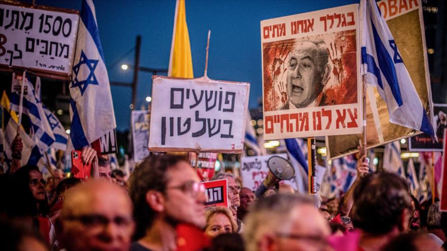 Israelíes protestan contra el gabinete de Benjamín Netanyahu, 18 de mayo de 2024.