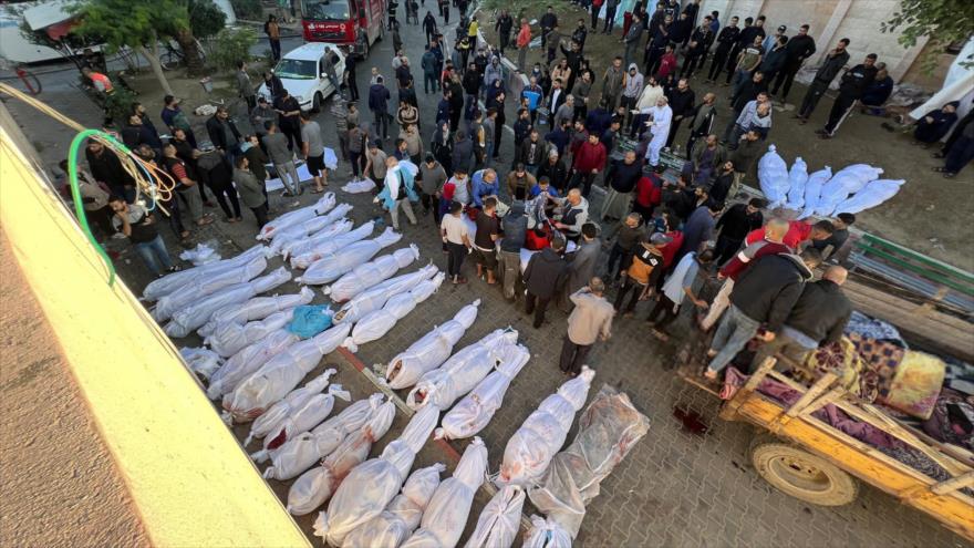 Los cuerpos de palestinos asesinados en ataques israelíes son llevados al Hospital Indonesio en Yabalia, en Gaza, 18 de noviembre de 2023.