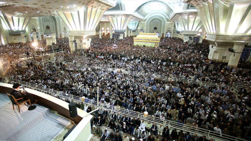 El Líder de Irán, el ayatolá Seyed Ali Jamenei, se dirige a miles de iraníes en el mausoleo del Imam Jomeini (P), Teherán.