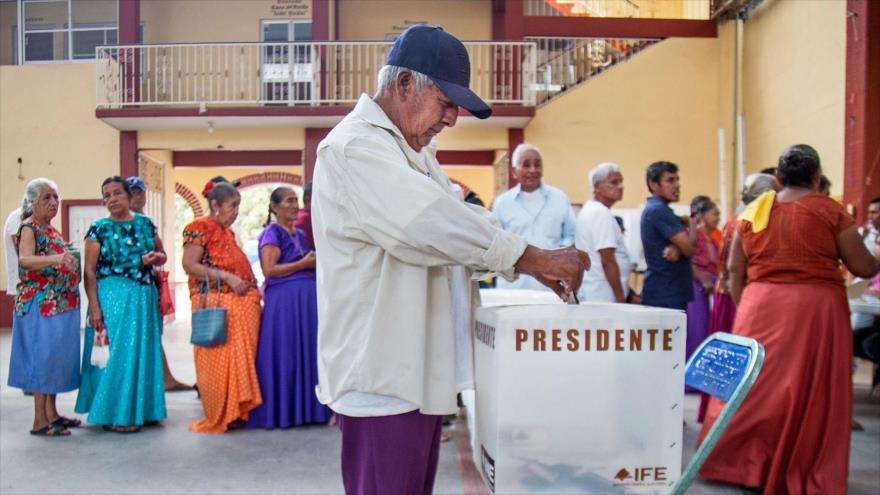 Habitantes asisten a votar en las elecciones generales mexicanas, en un colegio electoral de San Blas Atenpa en Oaxaca. (Foto: EFE)