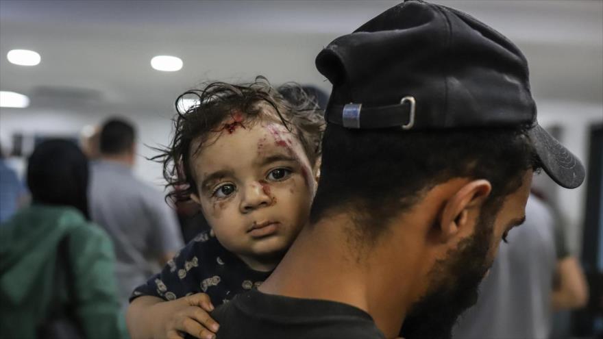 Un hombre lleva en brazos a una niña herida en Gaza. (Foto: DPA)