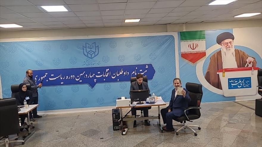 El ex vicepresidente primero de Irán, Eshaq Yahanguiri, se registra para participar en próximas elecciones presidenciales de Irán, 3 de junio de 2024.