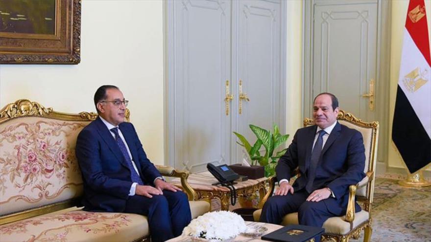 El presidente de Egipto, Abdel Fatah al-Sisi, y primer ministro, Mostafá Kamal Madbuli (izda.), durante un encuentro.