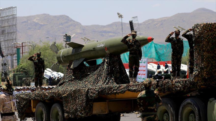 Combatientes yemeníes saludan desde lo alto de un portamisiles durante un desfile militar oficial en Saná, capital, 21 de septiembre de 2023. (Foto: AFP)