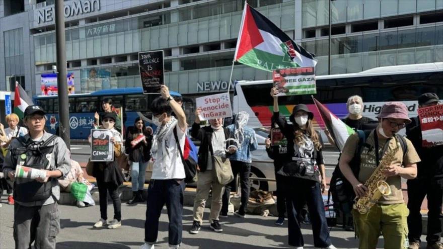 La gente organiza una manifestación propalestina en Tokio, capital de Japón, 13 de abril de 2024. (Foto: Getty Images)