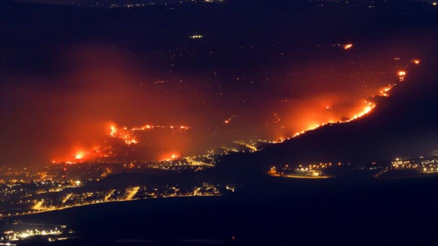 Los incendios arden junto a la ciudad norteña de Kiryat Shmona tras ataques con cohetes y drones de Hezbolá, 3 de junio de 2024. (Foto: AFP)