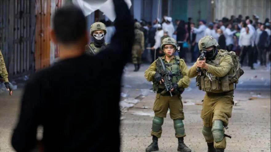 Un soldado israelí apunta su arma como contra un palestino en Al-Jalil (Hebrón), en la Cisjordania ocupada. (Foto: Reuters)