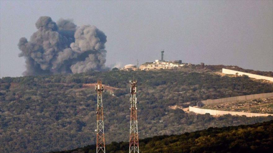 Columna de humo se levanta de los bosques y campos israelíes tras un ataque de Hezbolá.