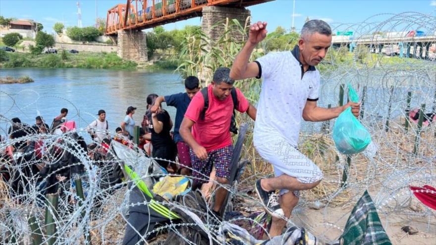 Migrantes cruzan desde la frontera mexicana hacia Eagle Pass, Texas, EE.UU.), 25 de septiembre de 2023. Foto: VOA