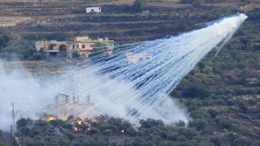 La imagen captura lo que parece ser el estallido de fósforo blanco sobre una vivienda en Al-Bustan, en el sur de El Líbano, 15 de octubre de 2023. (Foto: AP)