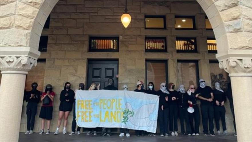 Estudiantes estadounidenses celebran una protesta pro-Palestina en la Universidad Stanford, 5 de junio de 2024.