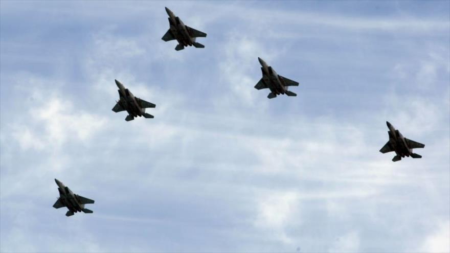 Cazas F-15 del ejército israelí volando en formación.