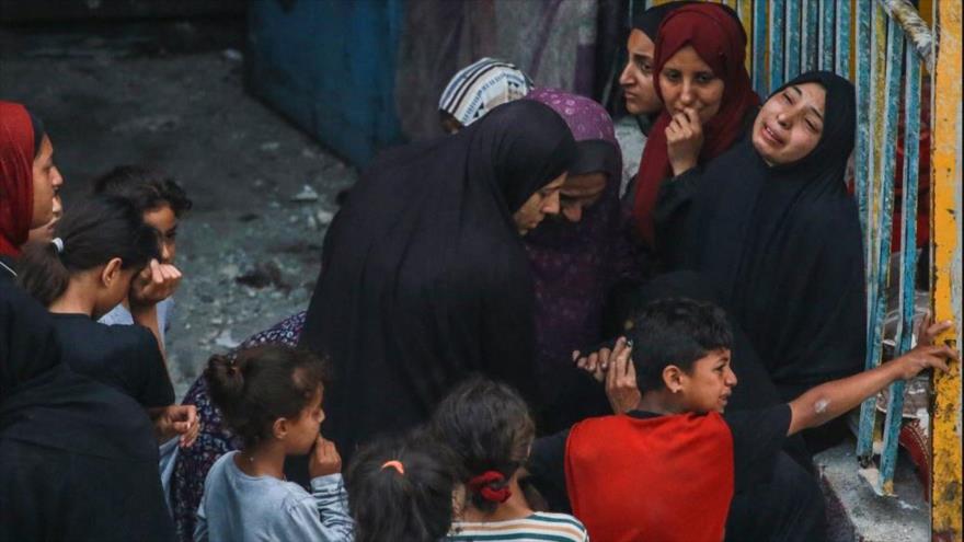 Palestinos en una escuela de la ONU que alberga a personas desplazadas y que fue bombardeado por Israel en Nuseirat, 6 de junio de 2024.