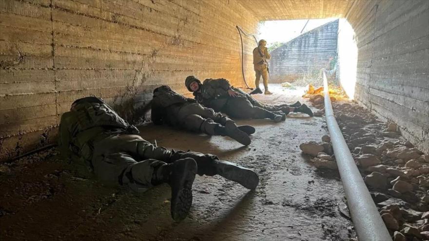 Soldados israelíes se refugian en un paso subterráneo en Hurfeish, en el norte de Palestina ocupada, 5 de junio de 2024. (Foto: Reuters)