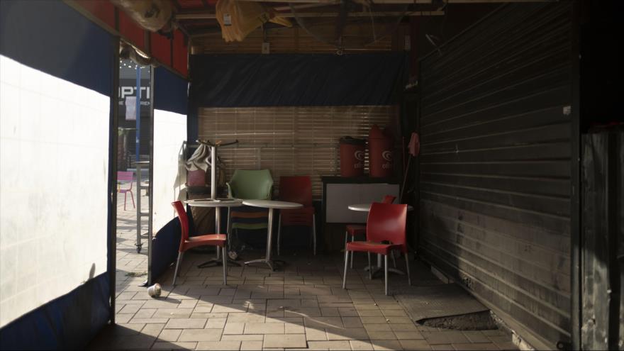 Mesas y sillas en un restaurante que cerró debido a la guerra de Israel, 25 de octubre de 2023, en Sderot, Israel. (Foto: AP)