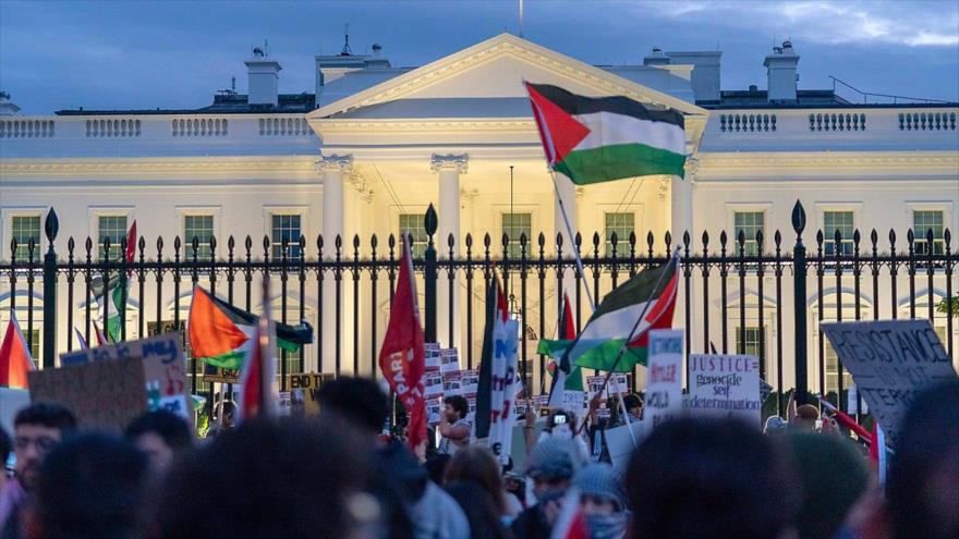 Activistas propalestinos protestan frente a la Casa Blanca en Washington, pidiendo un alto el fuego en Gaza, 4 de noviembre de 2023. (Foto: AP)