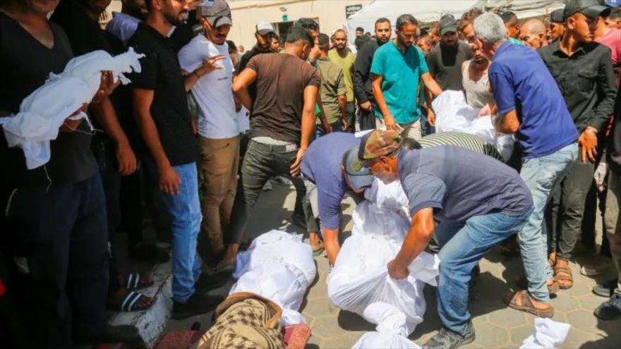 Los cuerpos de los palestinos muertos en el ataque israelí son llevados a la morgue del Hospital de los Mártires de Al-Aqsa en Deir el-Balah, Gaza, 8 de junio de 2024.