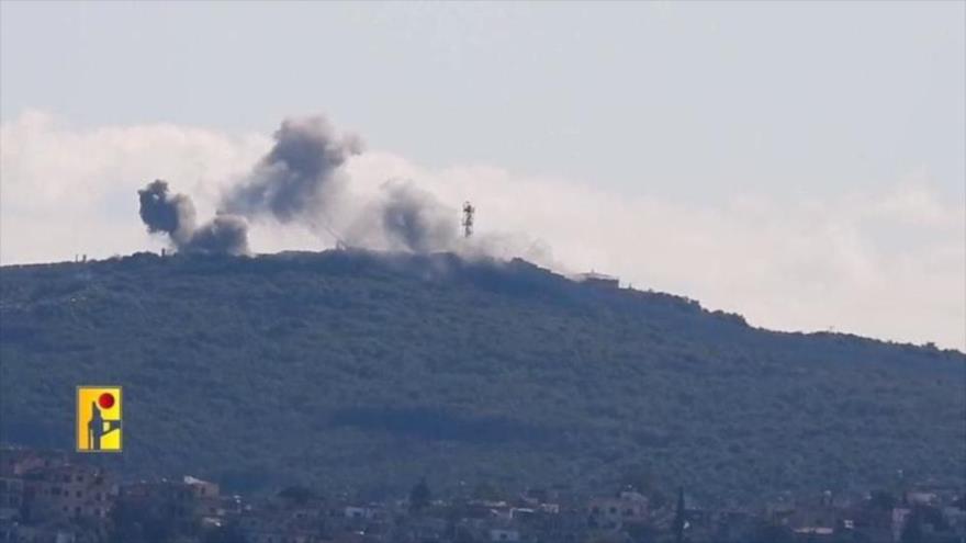 Columnas de humo se elevan luego de que combatientes de Hezbolá atacaran el puesto militar israelí de Al-Raheb, cerca de la frontera sur. (Foto: Al Mayadeen)