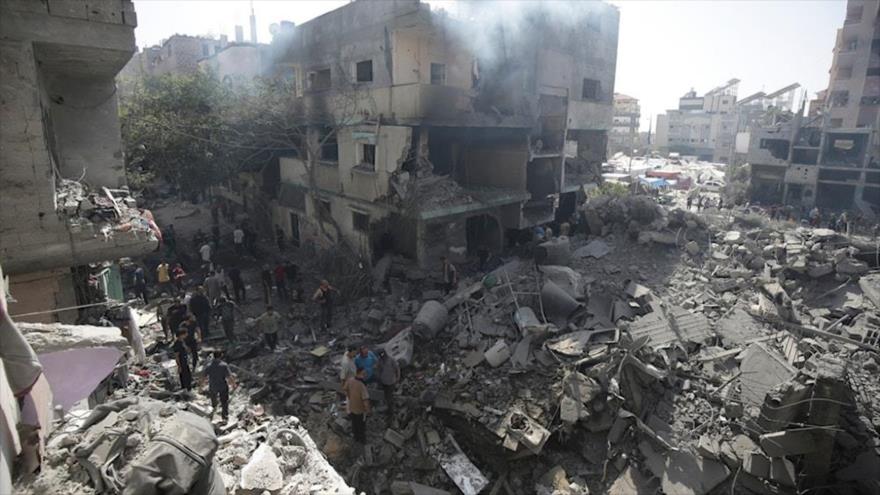 Palestinos observan la destrucción causada por una operación de las fuerzas israelíes en el campo de Al-Nuseirat, 8 de junio de 2024. (Foto: AFP)