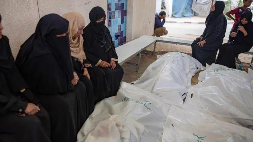 Palestinos lloran la muerte de sus familiares en el Hospital Europeo de Jan Yunis, en el sur de Gaza. 4 de junio de 2024 Foto: EFE