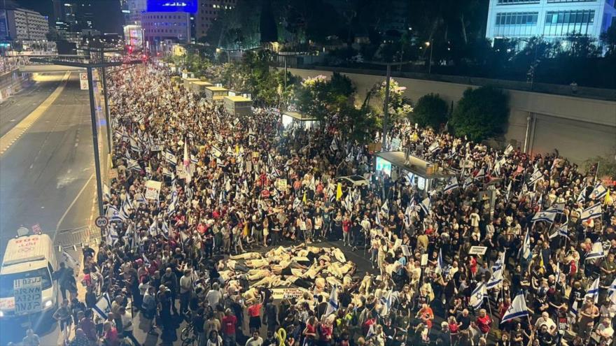 Los manifestantes israelíes exigen la renuncia de Netanyahu del poder y la liberación de los detenidos, Tel Aviv, 8 de junio de 2024. 