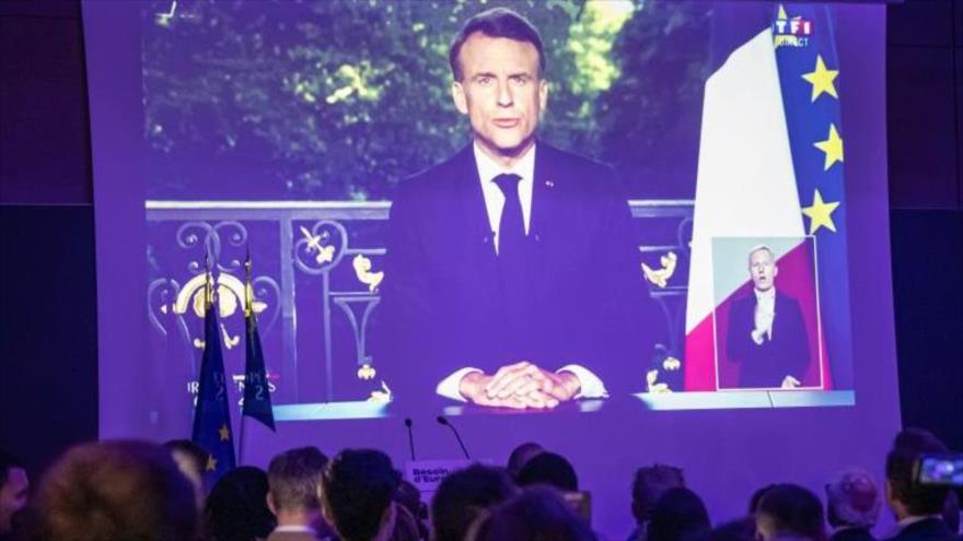 Seguidores del partido gobernante observan discurso del presidente francés, Emmanuel Macron, sobre disolución de Asamblea Nacional, 9 de junio de 2024.