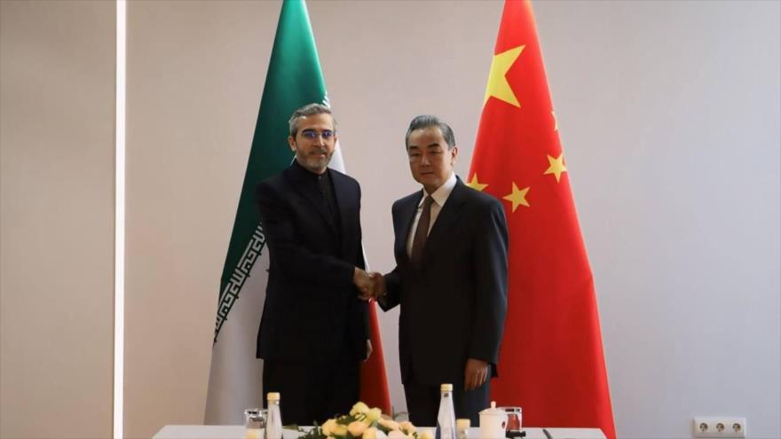 El canciller interino iraní, Ali Baqeri kani (izda.), reunido con el ministro chino de Exteriores, Wang Yi, en la ciudad rusa de Nizhny Novgorod, 10 de junio de 2024.