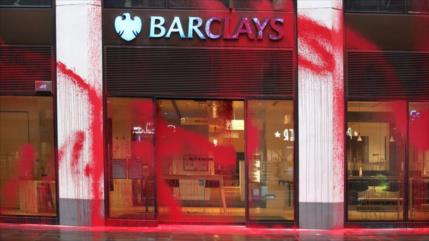 Pintan de rojo banco británico Barclays por su apoyo a Israel